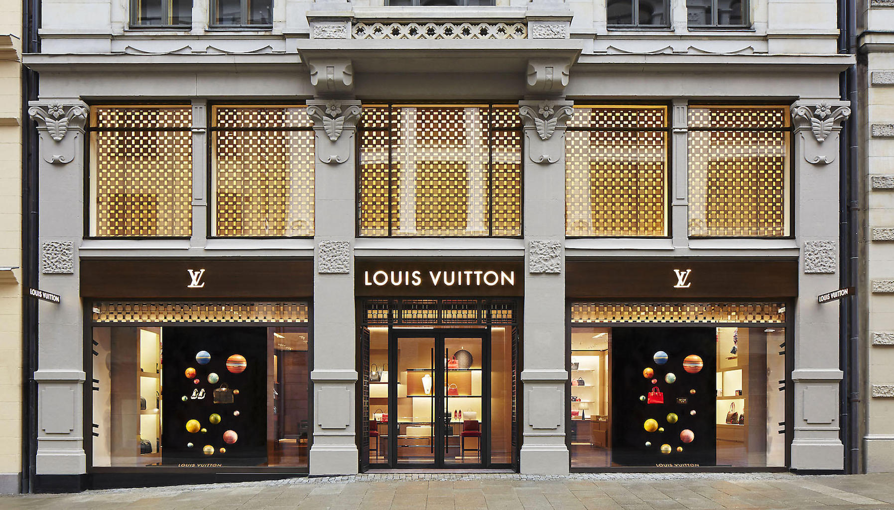 SỐC LVMH  tập đoàn sở hữu Louis Vuitton bị cáo buộc thuê gián điệp theo  dõi người khác