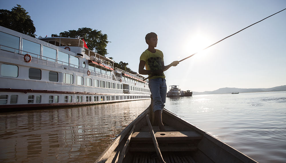 Myanmar boar rowing