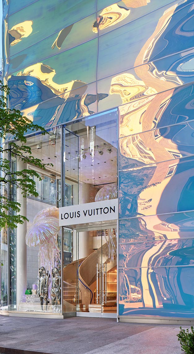 Exterior, the Louis Vuitton Tokyo Omotesando store. Facade is offset panels  of tinted glass behind sheets of metal mesh designed by Aoki Jun. Daytime  Stock Photo - Alamy